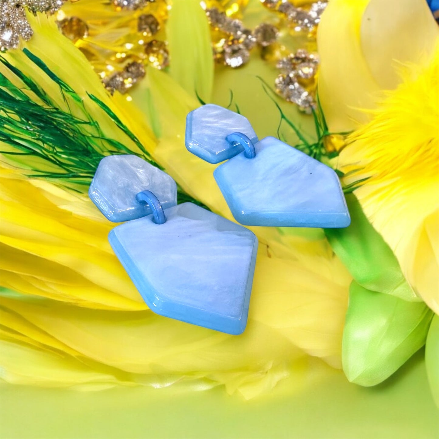 Boucles d'Oreilles en Résine d'une Splendeur Bleue – Élégance et Profondeur