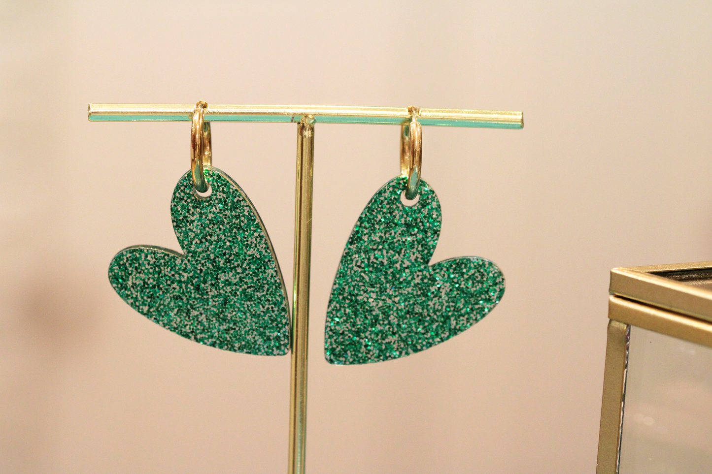 Boucles d'Oreilles en Résine Pailletée – Brillance et Fantaisie