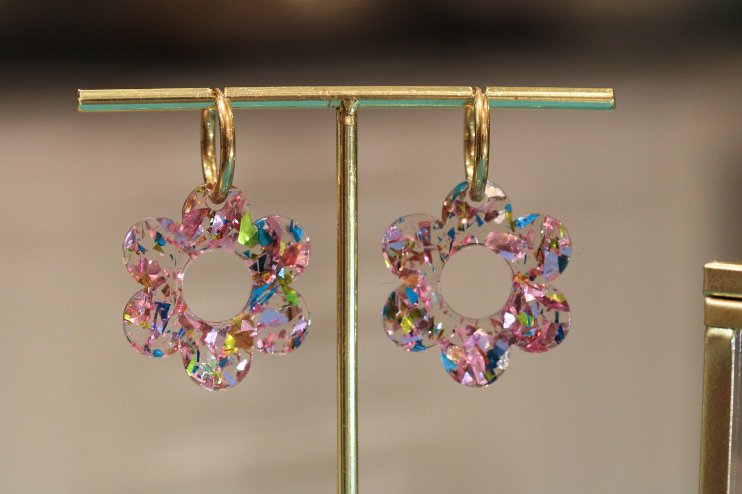 Boucles d'Oreilles Fleur Pailletée Multicolore en Acier – Éclat et Fraîcheur