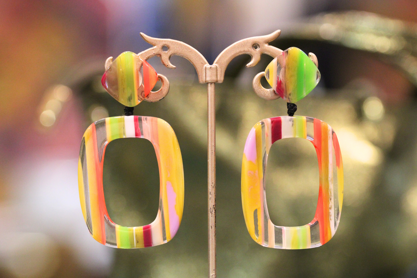 Boucles d'Oreilles en Résine Multicolore aux Couleurs Chaudes – Chaleur et Vitalité