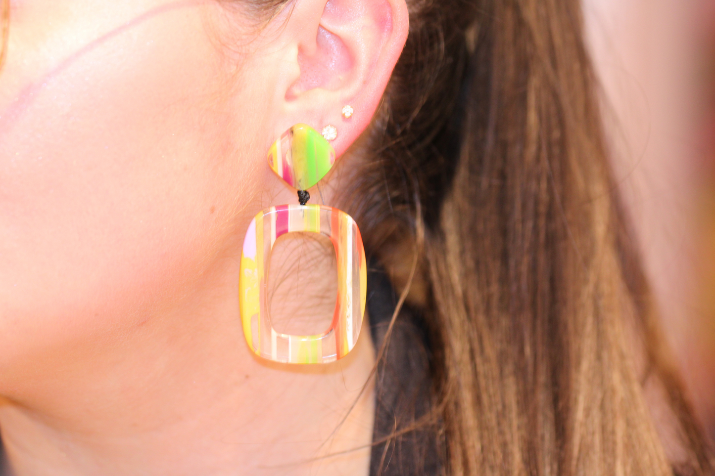 Boucles d'Oreilles en Résine Multicolore aux Couleurs Chaudes – Chaleur et Vitalité