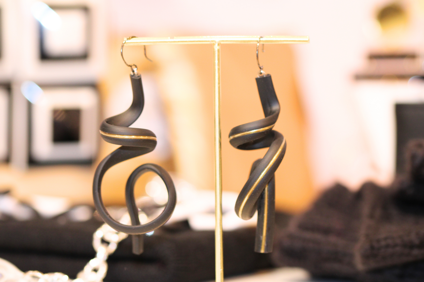 Boucles d'Oreilles Torsade Noire avec Inclusion Dorée – Élégance Contemporaine et Raffinement Subtil