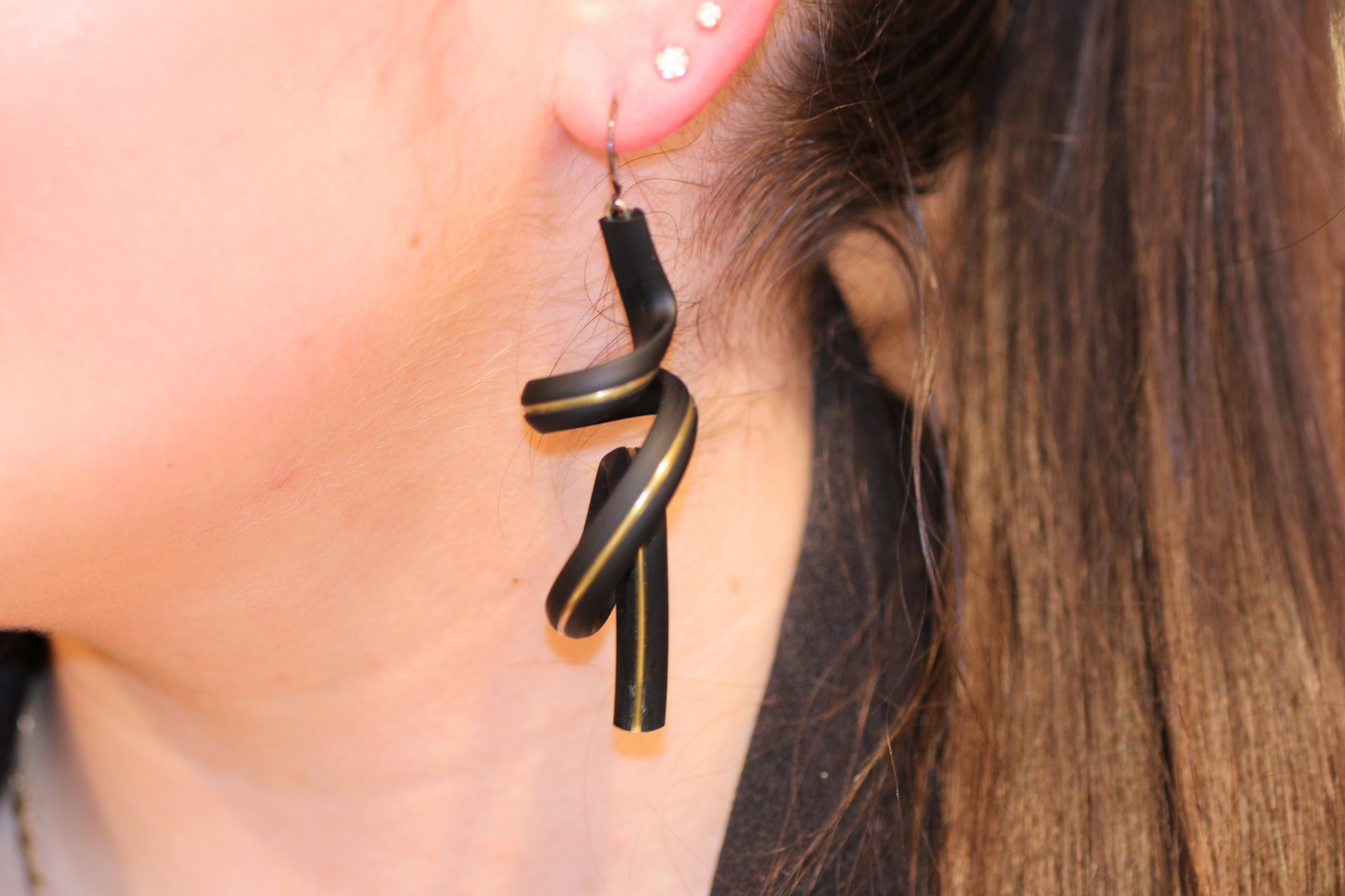 Boucles d'Oreilles Torsade Noire avec Inclusion Dorée – Élégance Contemporaine et Raffinement Subtil