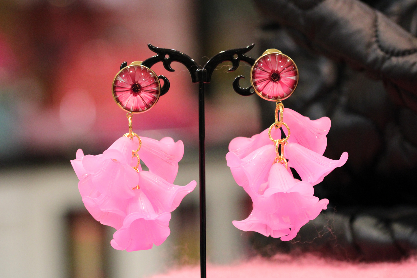 Boucles d’Oreilles à Clip avec Fleur Rose – Élégance Florale et Confort Raffiné