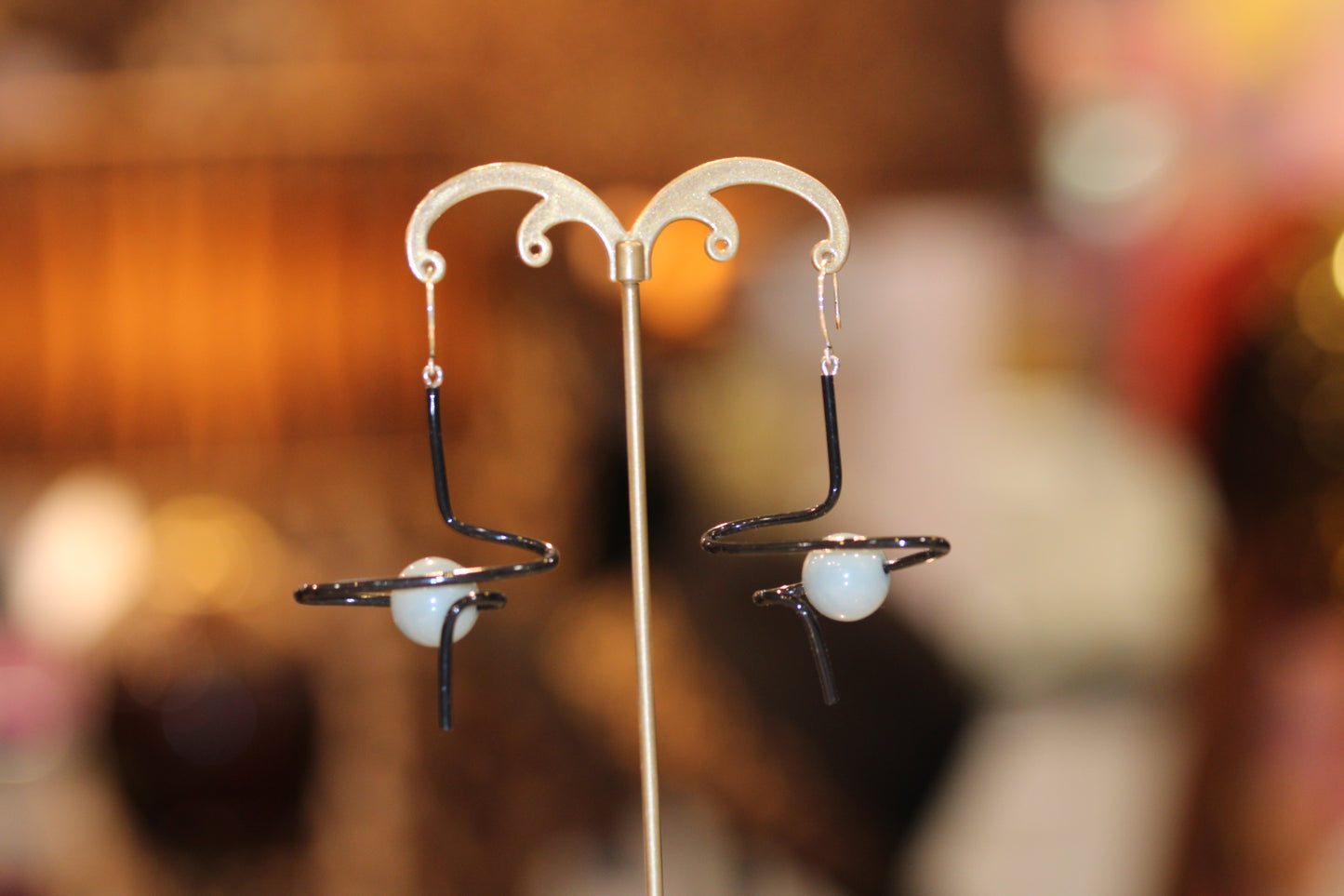 Boucles d'Oreilles avec Filaments Noirs