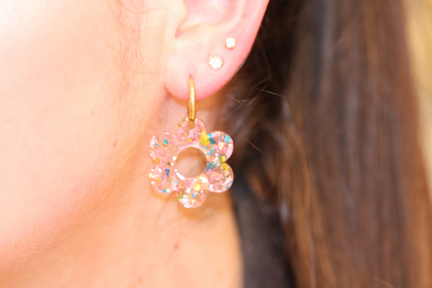 Boucles d'Oreilles Fleur Pailletée Multicolore en Acier – Éclat et Fraîcheur