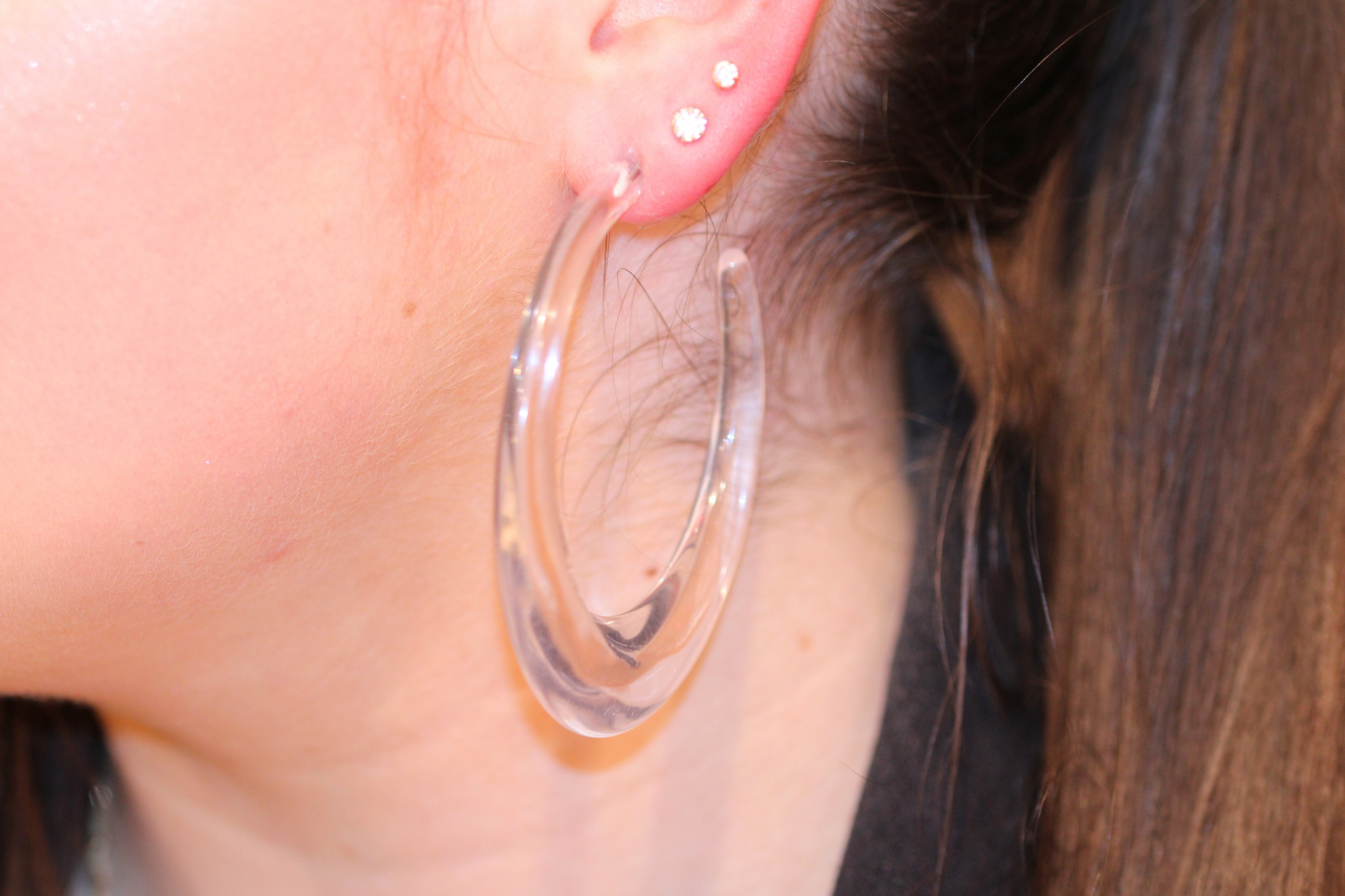 Boucles d'Oreilles en Résine Translucide Cristalline – Pureté et Élégance