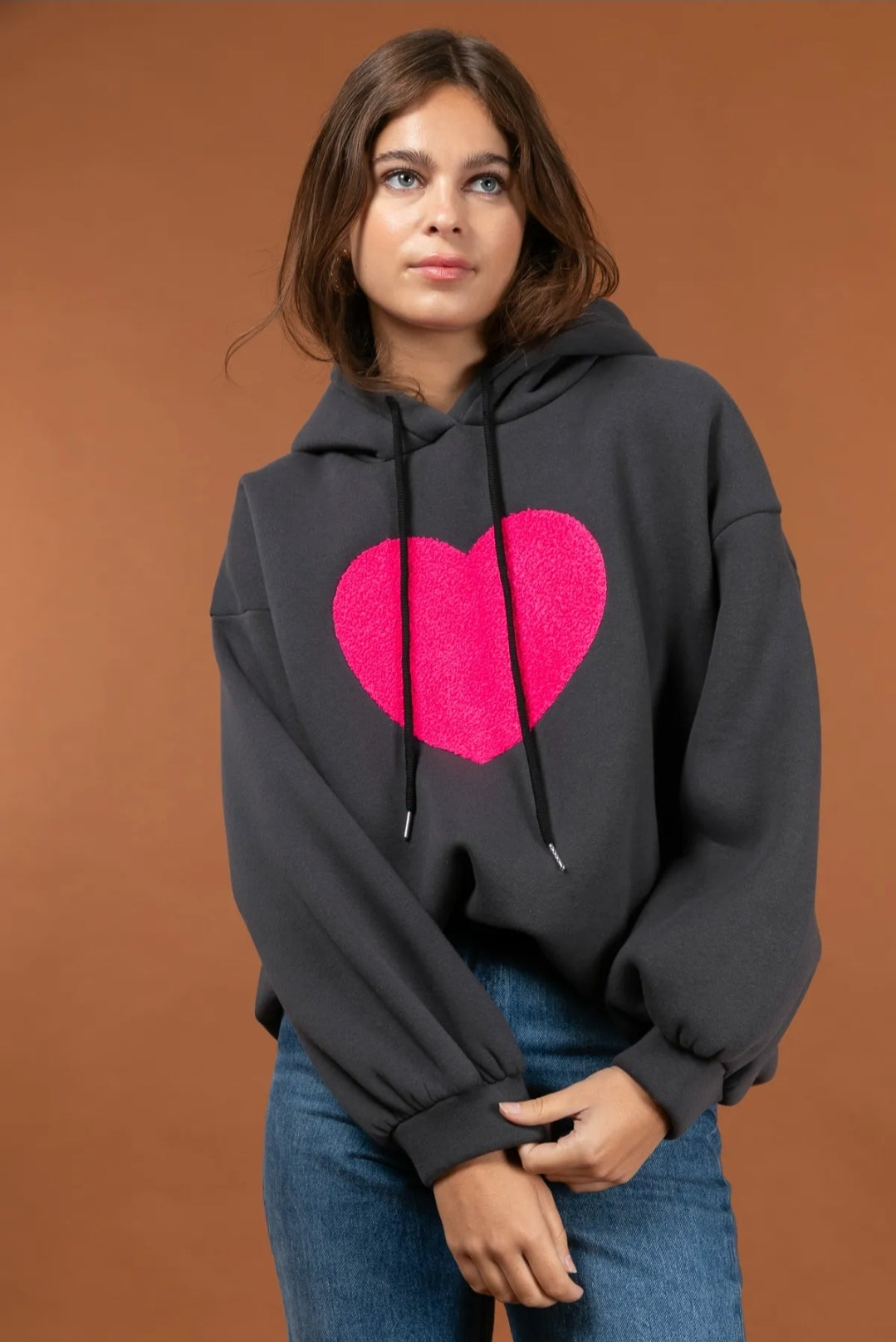 Sweat à Capuche avec Cœur – Style Confortable et Tendances