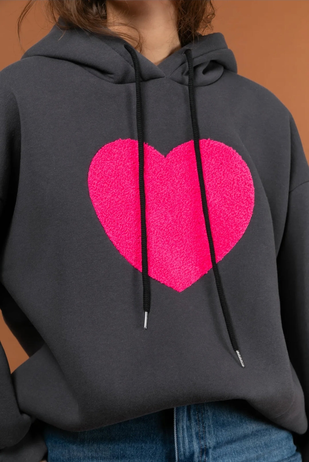 Sweat à Capuche avec Cœur – Style Confortable et Tendances
