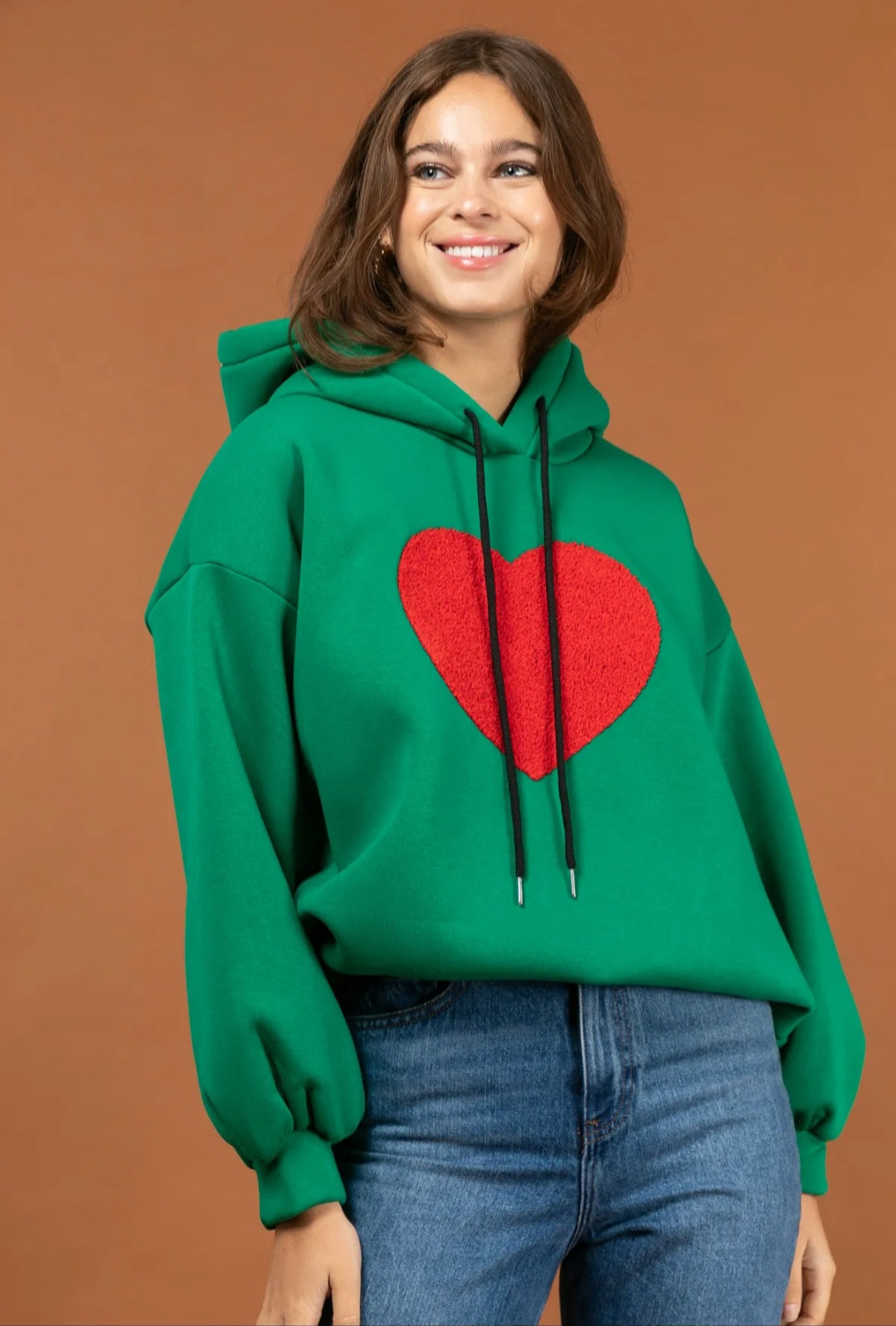 Sweat à Capuche avec Cœur – Style Confortable et Tendances