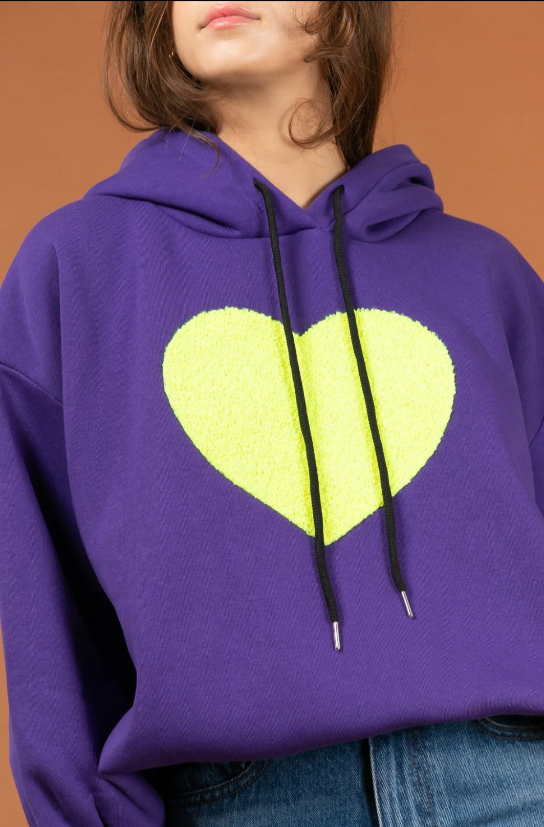 Sweat à Capuche avec Cœur – Style Confortable et Tendances