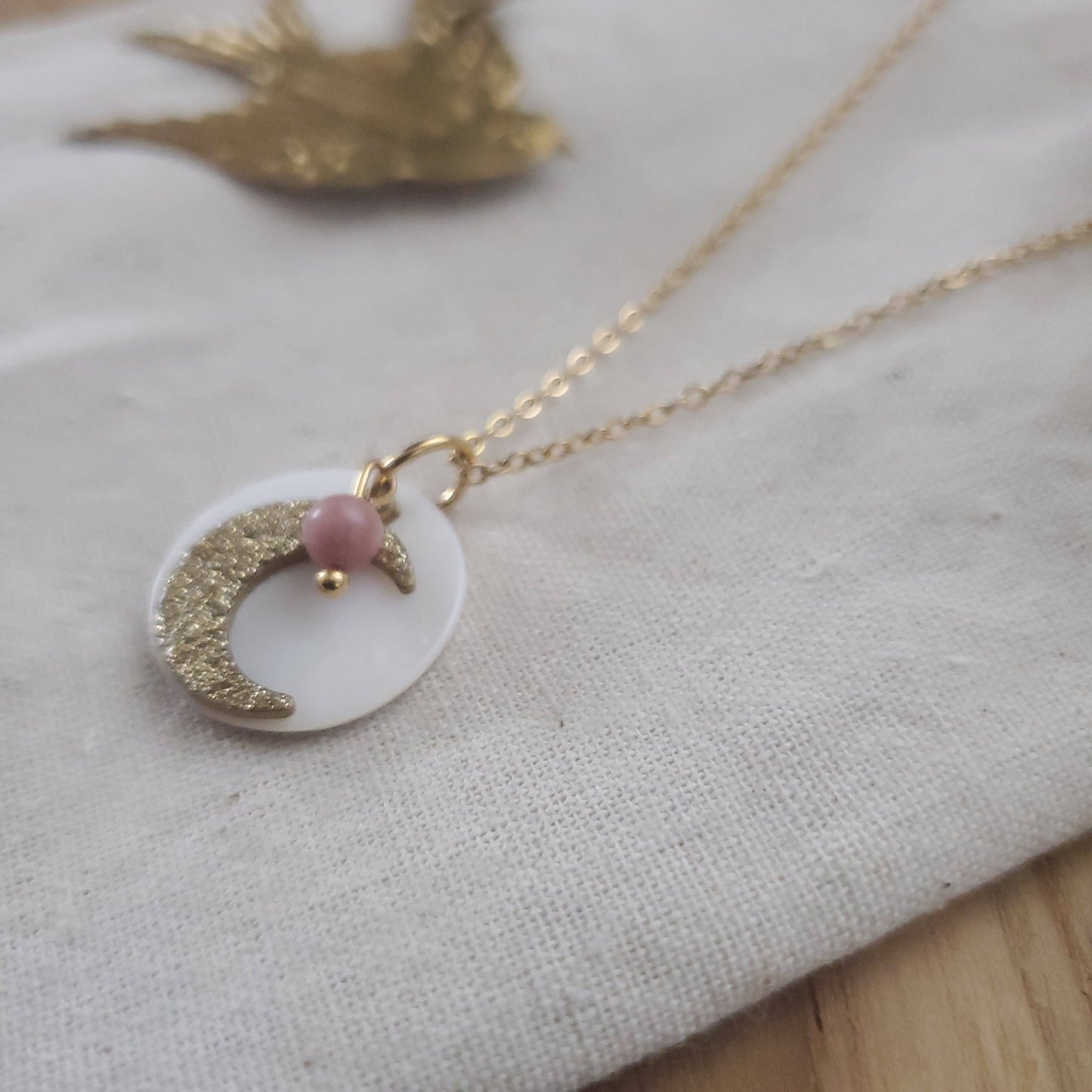 Collier lune laiton résinée, nacre et acier inoxydable