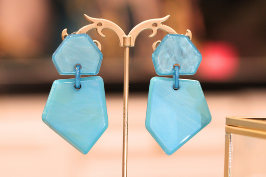 Boucles d'Oreilles en Résine d'une Splendeur Bleue – Élégance et Profondeur