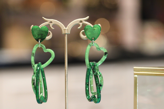 Boucles d'Oreilles Double Cœur en Résine Verte