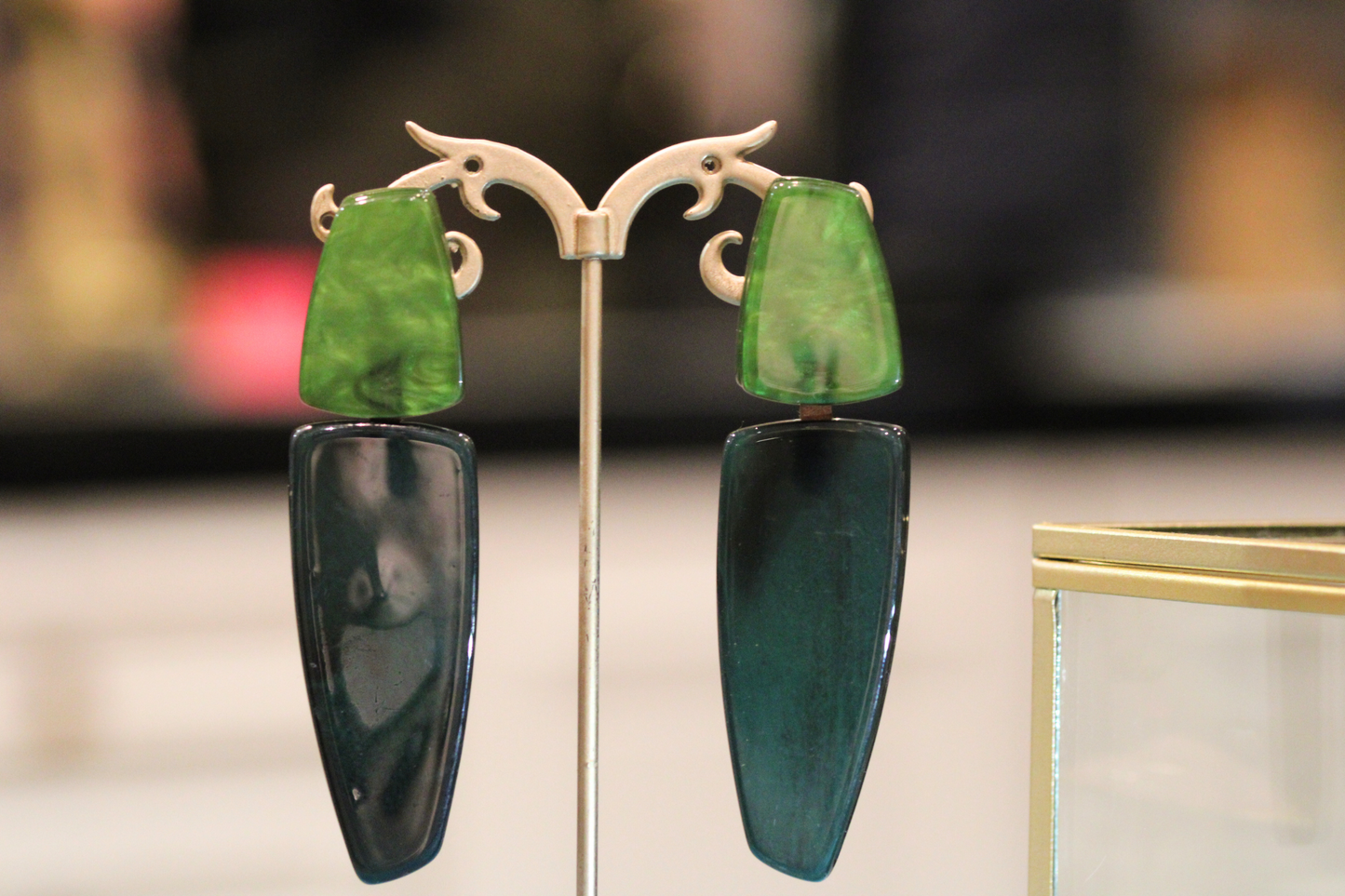 Boucles d'Oreilles en Résine Double Vert – Élégance et Modernité