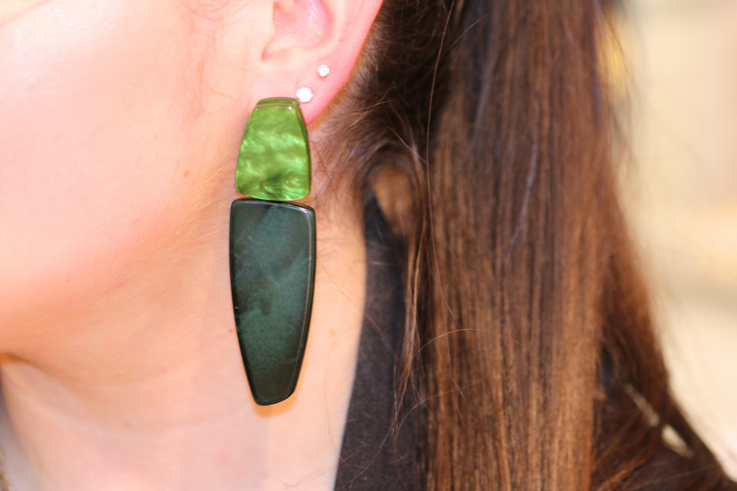 Boucles d'Oreilles en Résine Double Vert – Élégance et Modernité