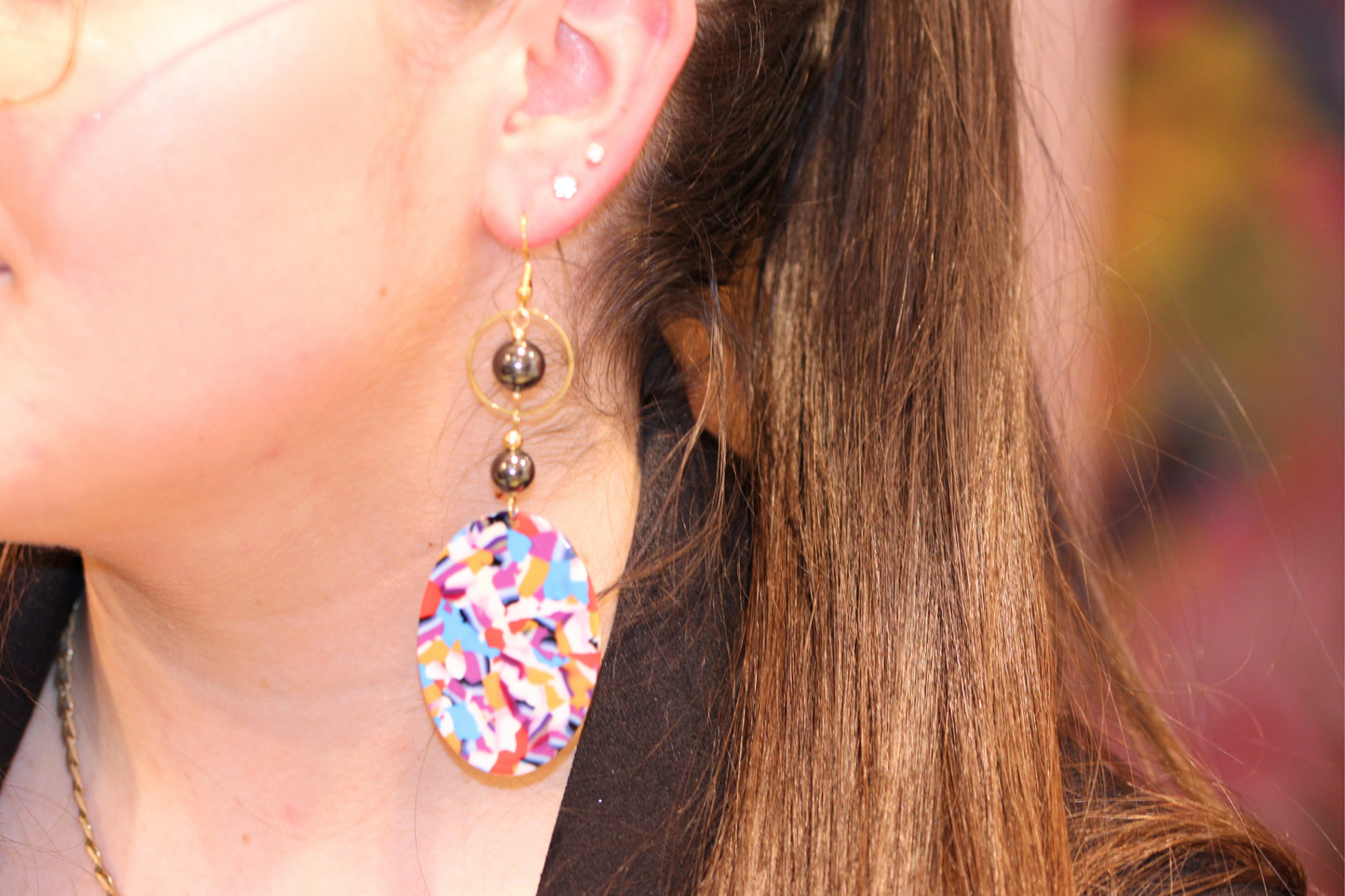 Boucles d'Oreilles en Résine Multicolore et Hématite – Harmonie de Couleurs et Énergie Minérale