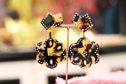 Boucles d’Oreilles à Clip Noire et Marron avec Strass – Élégance Contrastée et Éclat Subtil