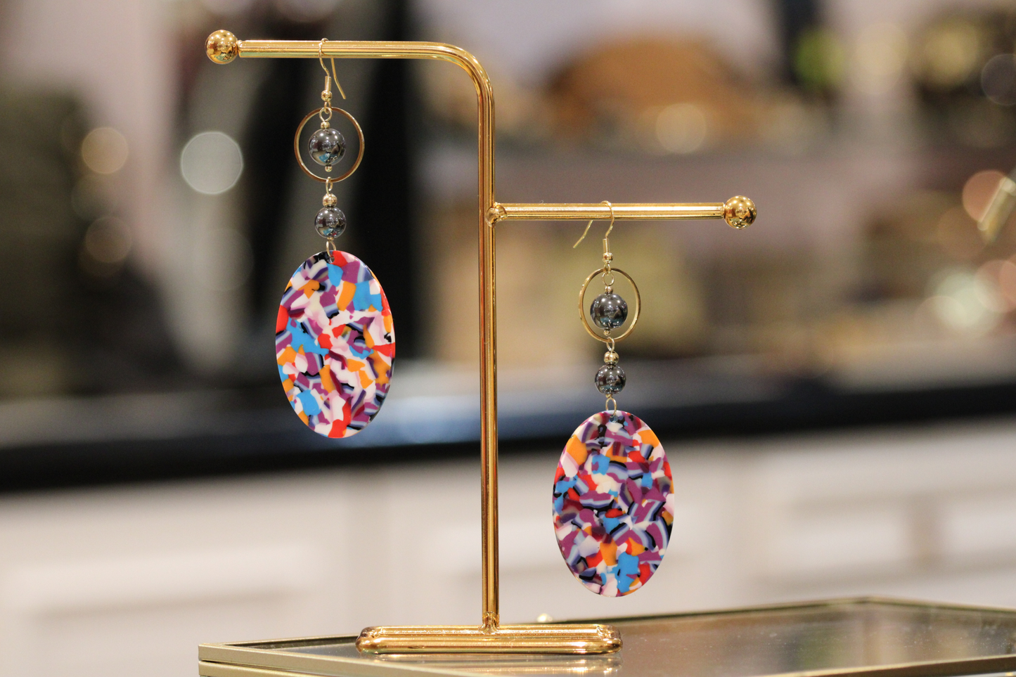 Boucles d'Oreilles en Résine Multicolore et Hématite – Harmonie de Couleurs et Énergie Minérale