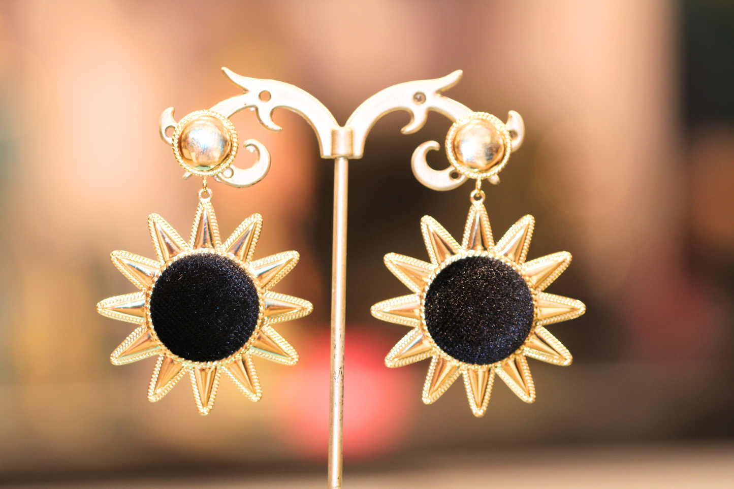 Boucles d'Oreilles Soleil Noir et Acier Inoxydable – Fusion de Légèreté et d'Éclat Solaire