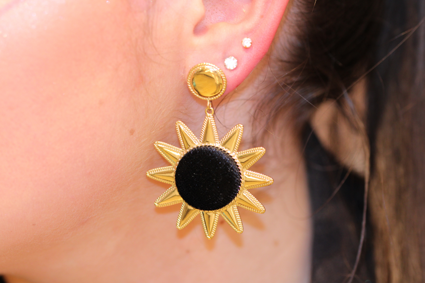 Boucles d'Oreilles Soleil Noir et Acier Inoxydable – Fusion de Légèreté et d'Éclat Solaire