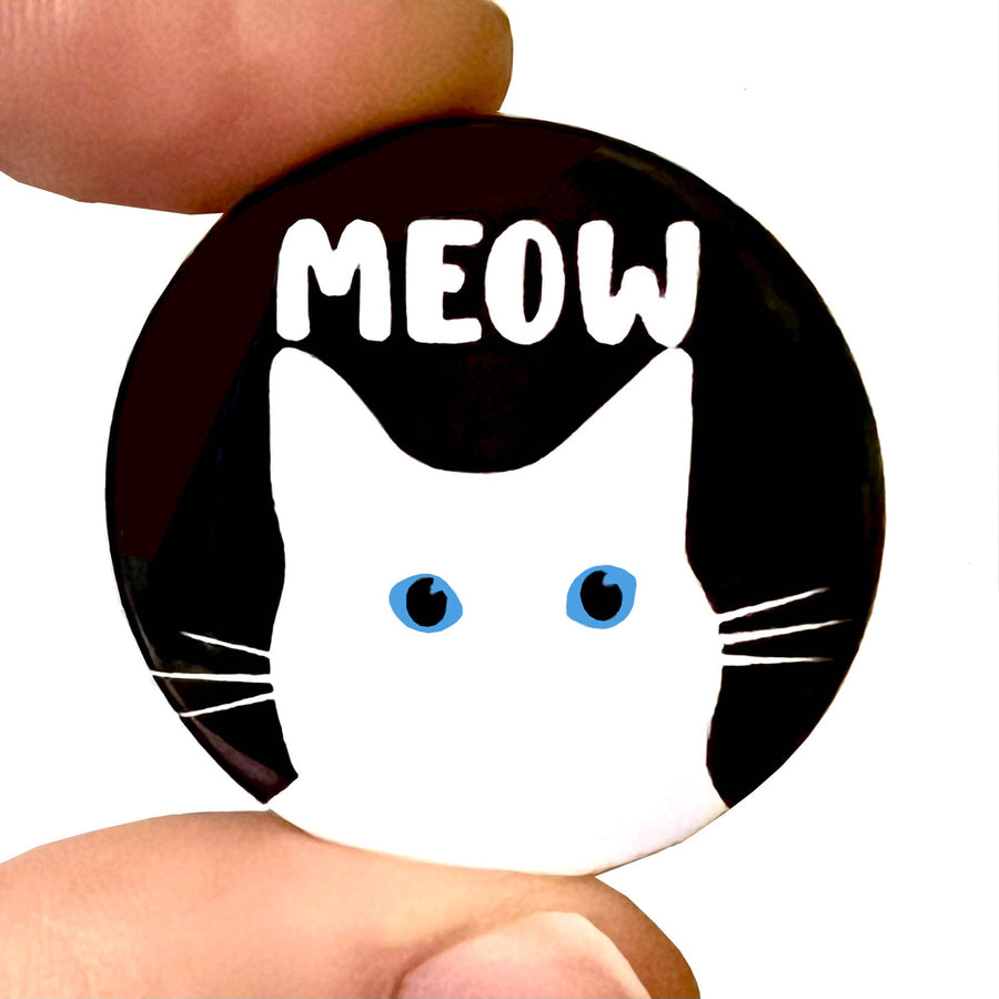 Badge épingle bouton Chat noir et blanc qui miaule