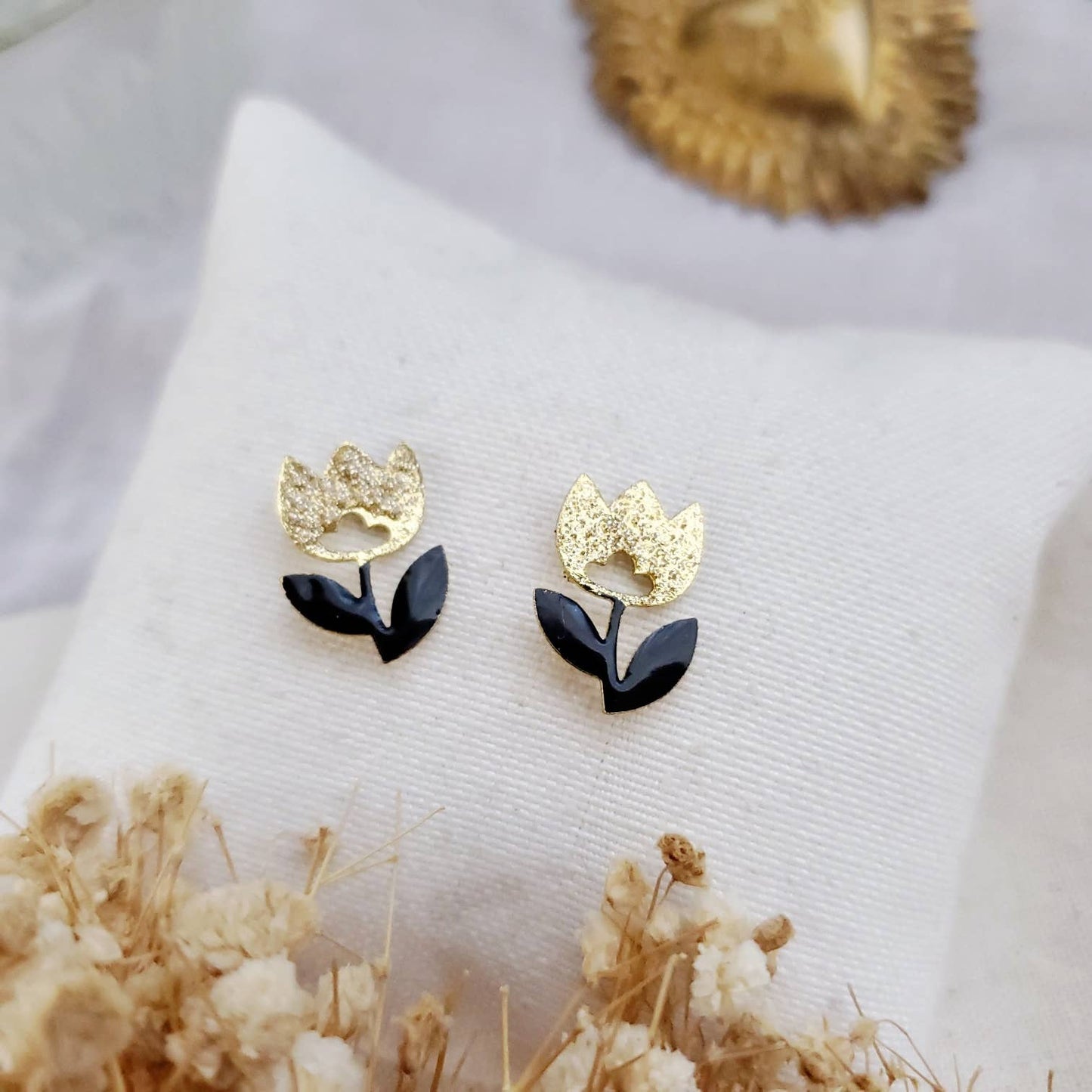 Boucles d'oreilles clous fleurs dorées et noires